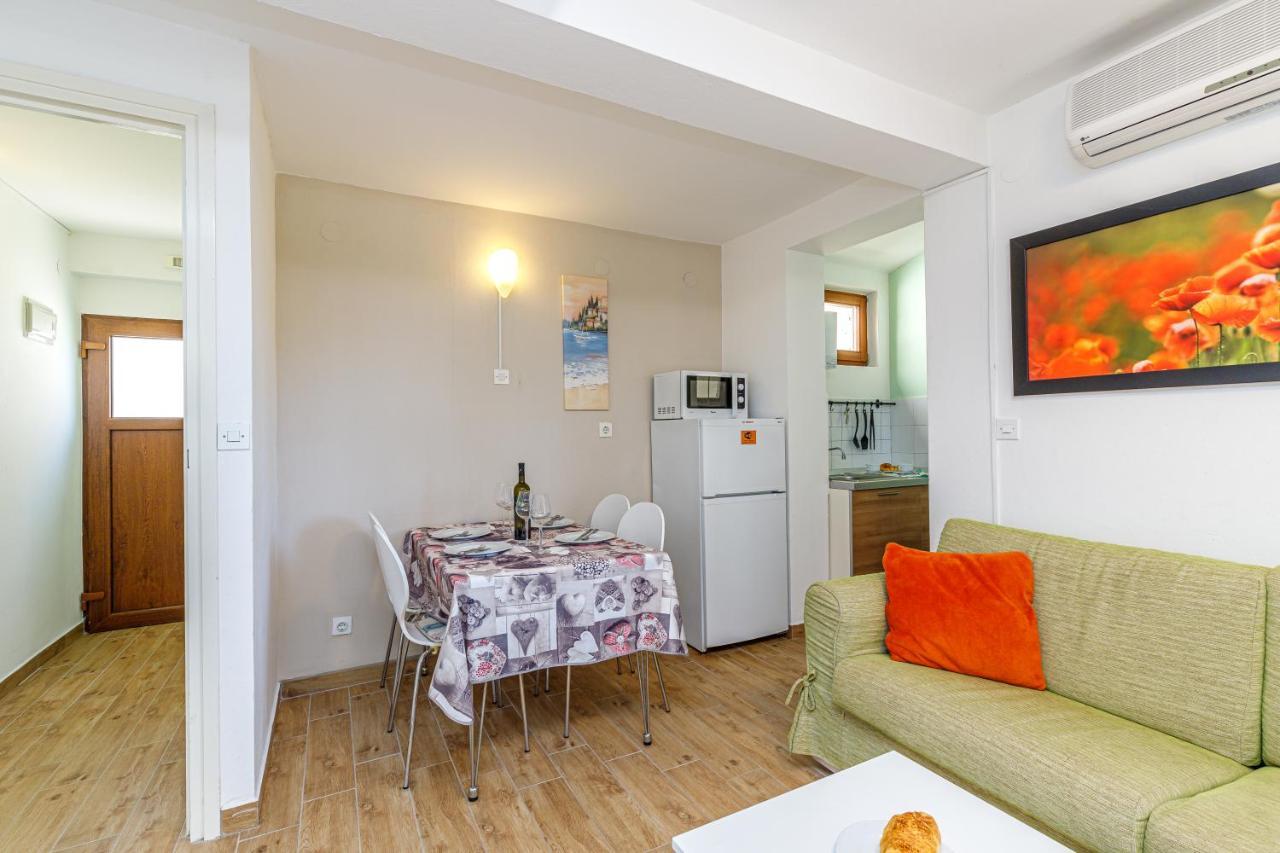 Al Mare Apartments Ровинь Экстерьер фото